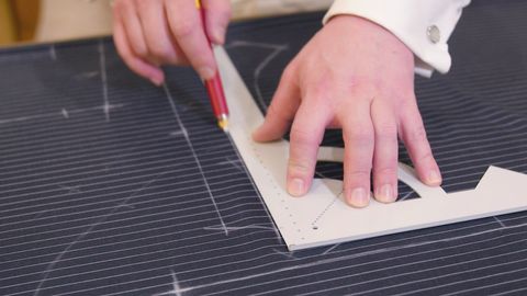 ストライプ生地にチャコで裁断線を引く手元