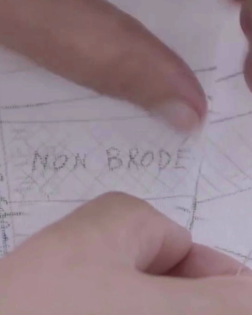 パターンに手書きで書き込まれた「NON BRODE」の指示