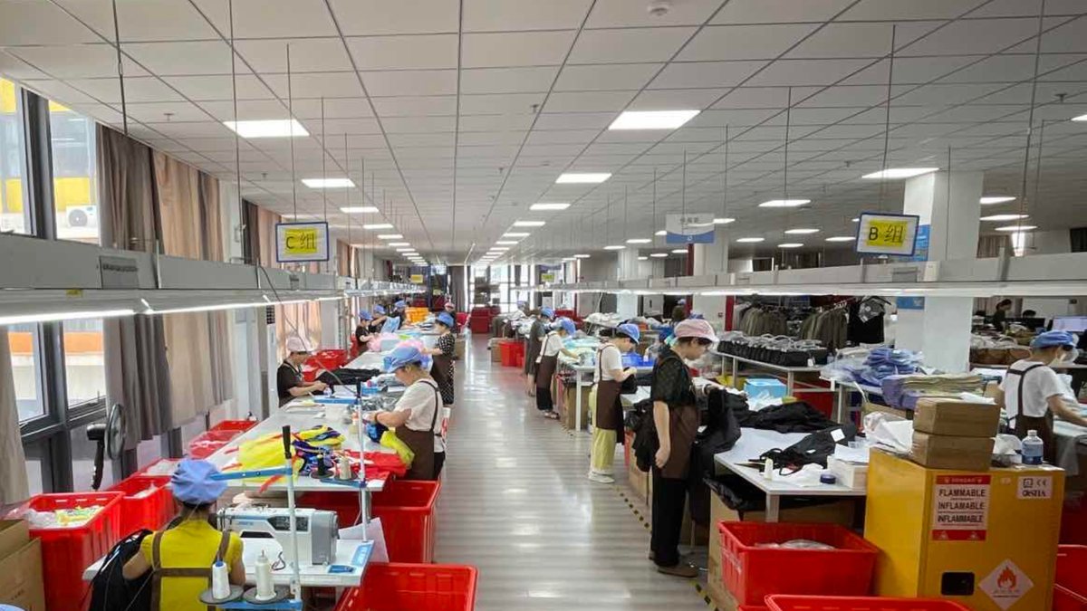 検品・梱包・二次加工を行う作業フロア