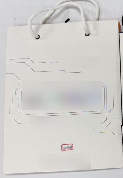 ホログラムの箔押しをした白いショッパー