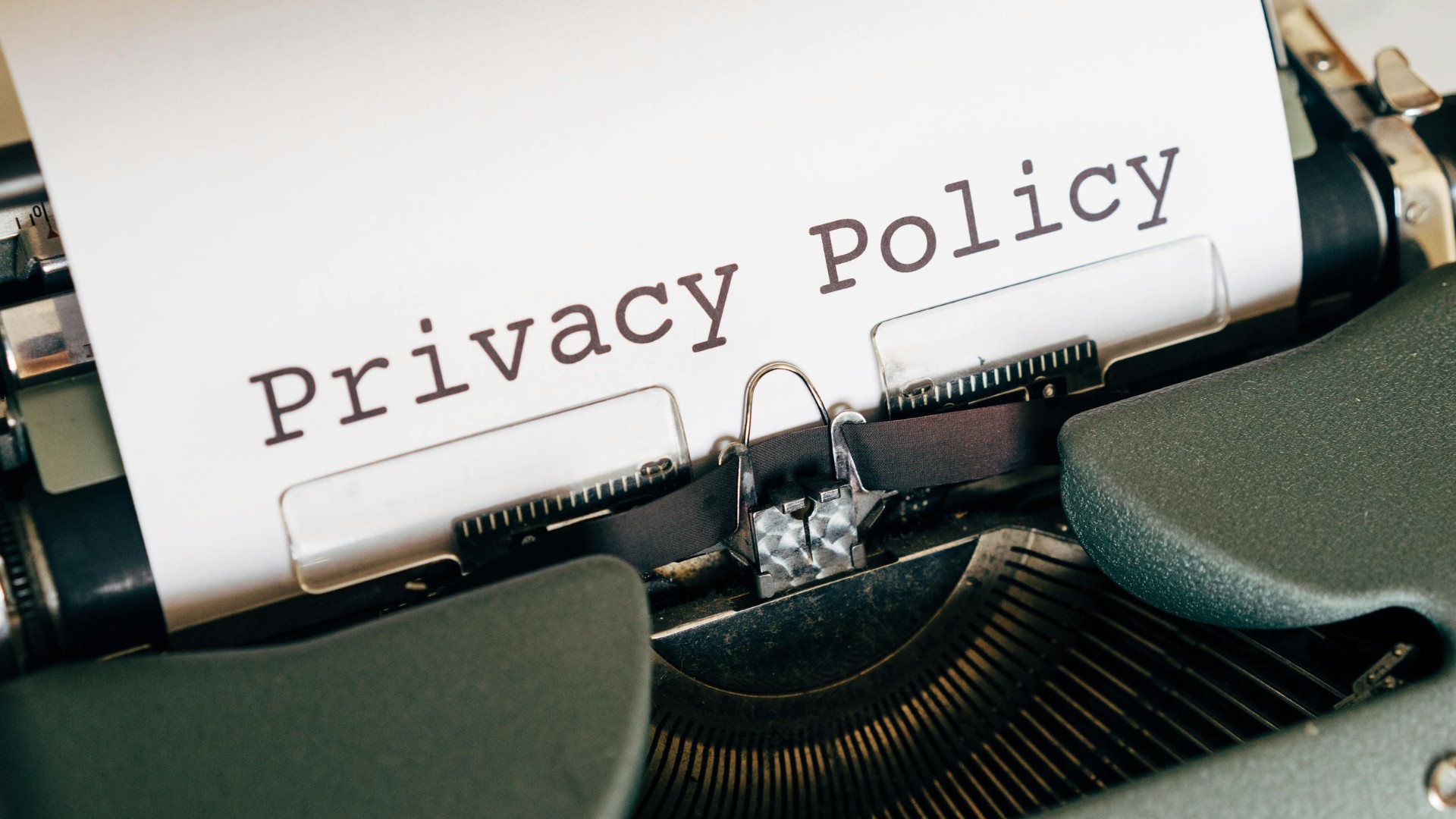 タイプライターに「Privacy Policy」と打たれた紙