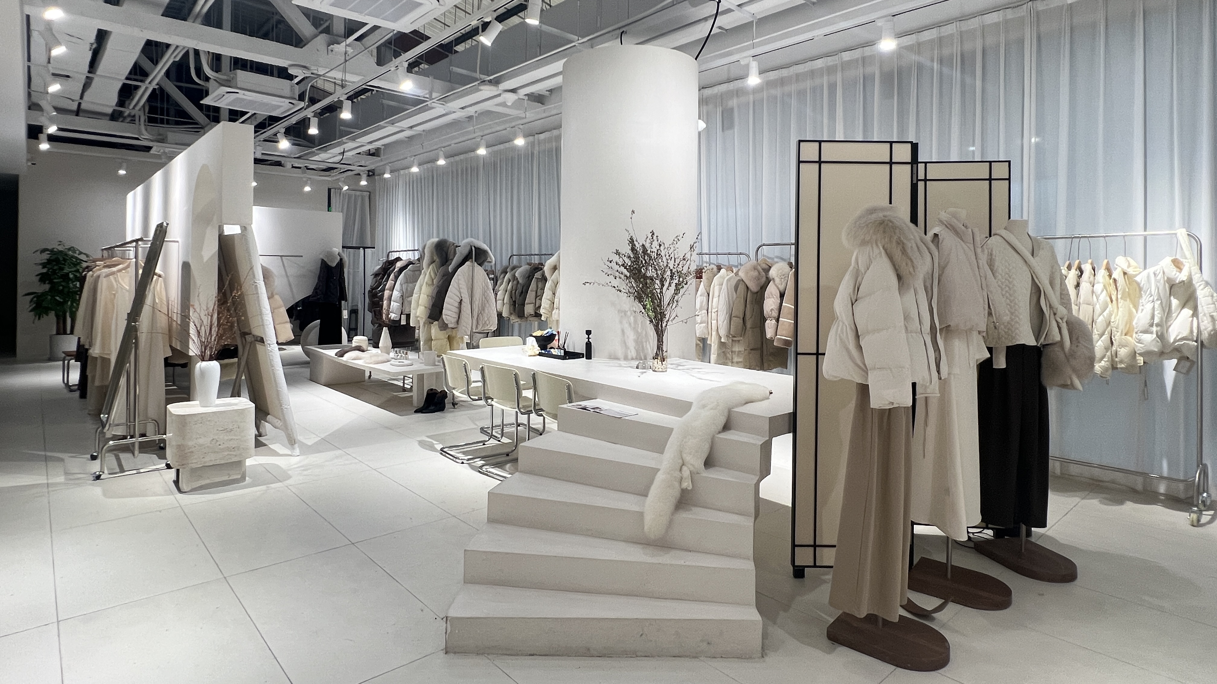 麹町ショールームに展示されたテキスタイル見本と製作アーカイブ